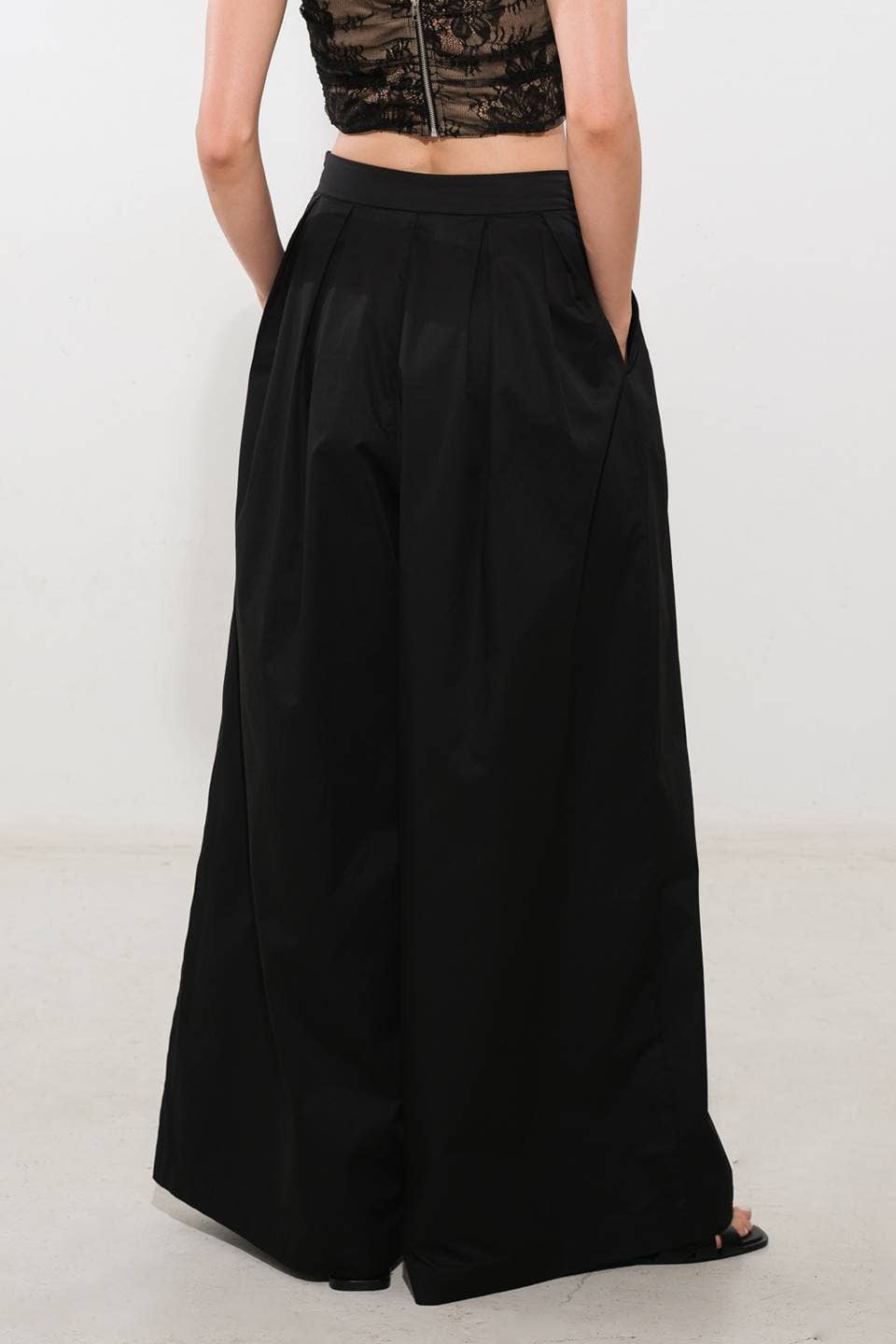 A Solid Woven Wide-Leg Pant