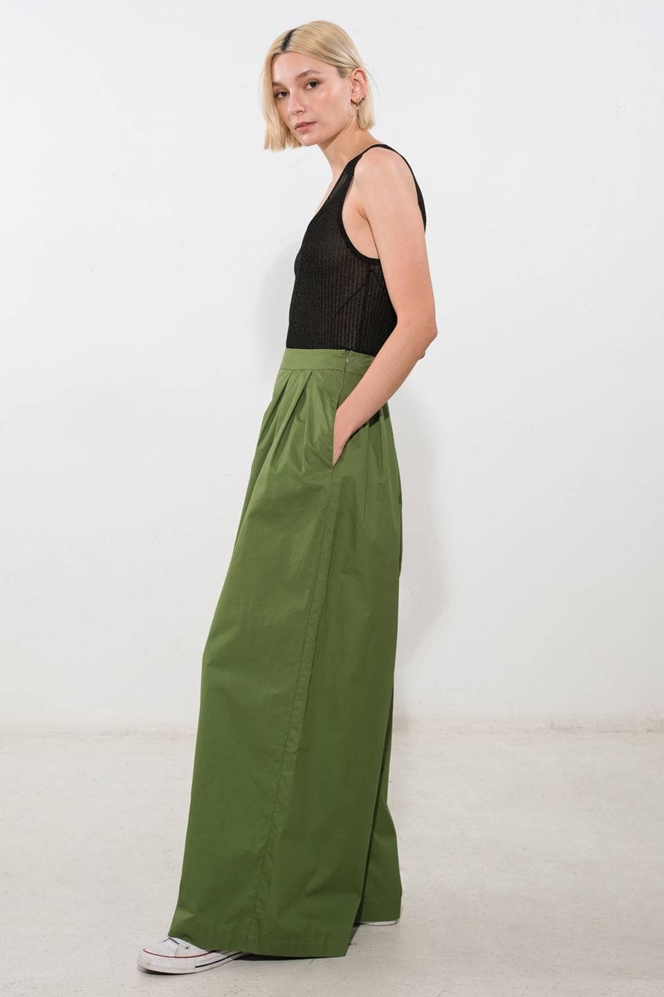 A Solid Woven Wide-Leg Pant