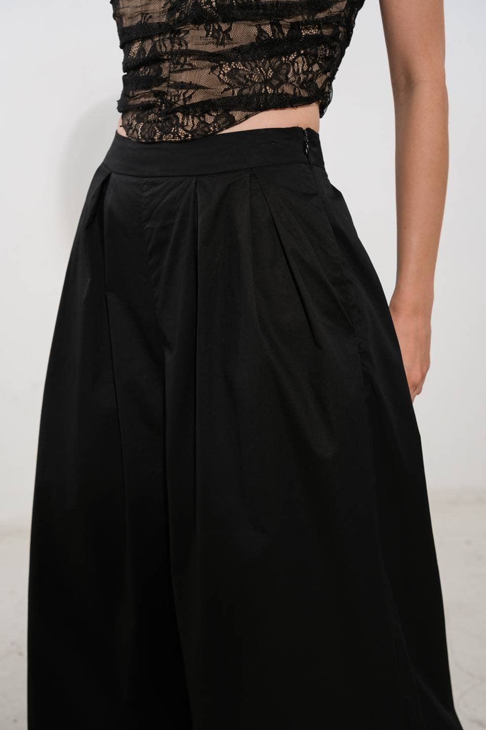 A Solid Woven Wide-Leg Pant