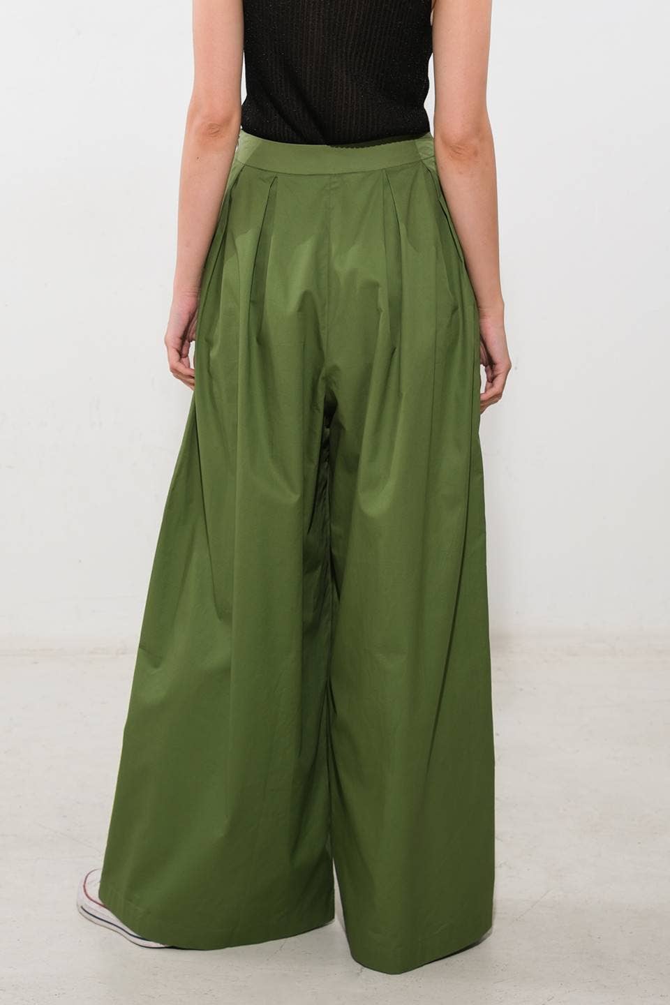 A Solid Woven Wide-Leg Pant