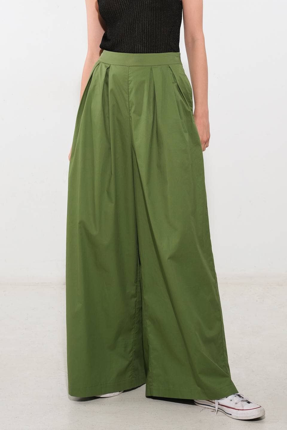 A Solid Woven Wide-Leg Pant