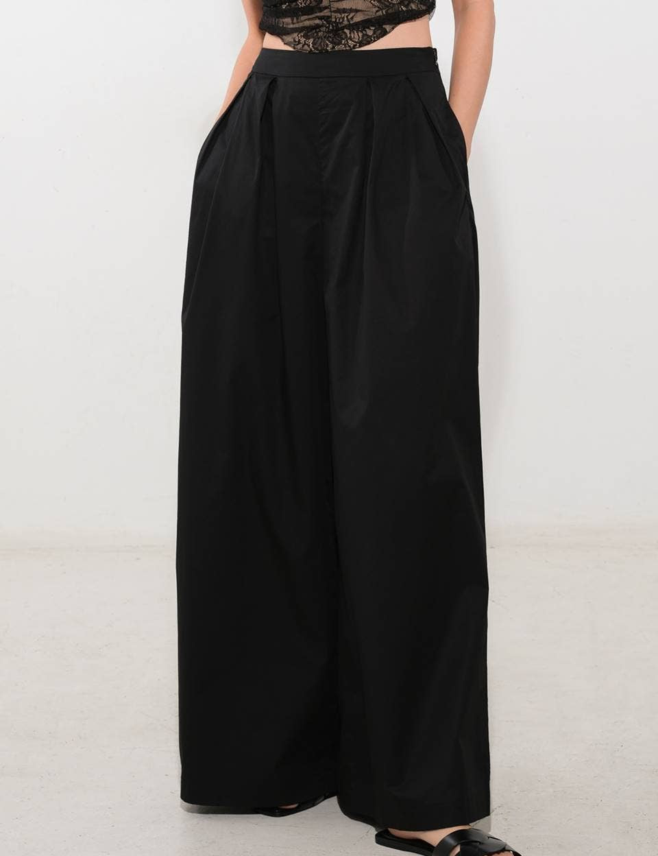 A Solid Woven Wide-Leg Pant