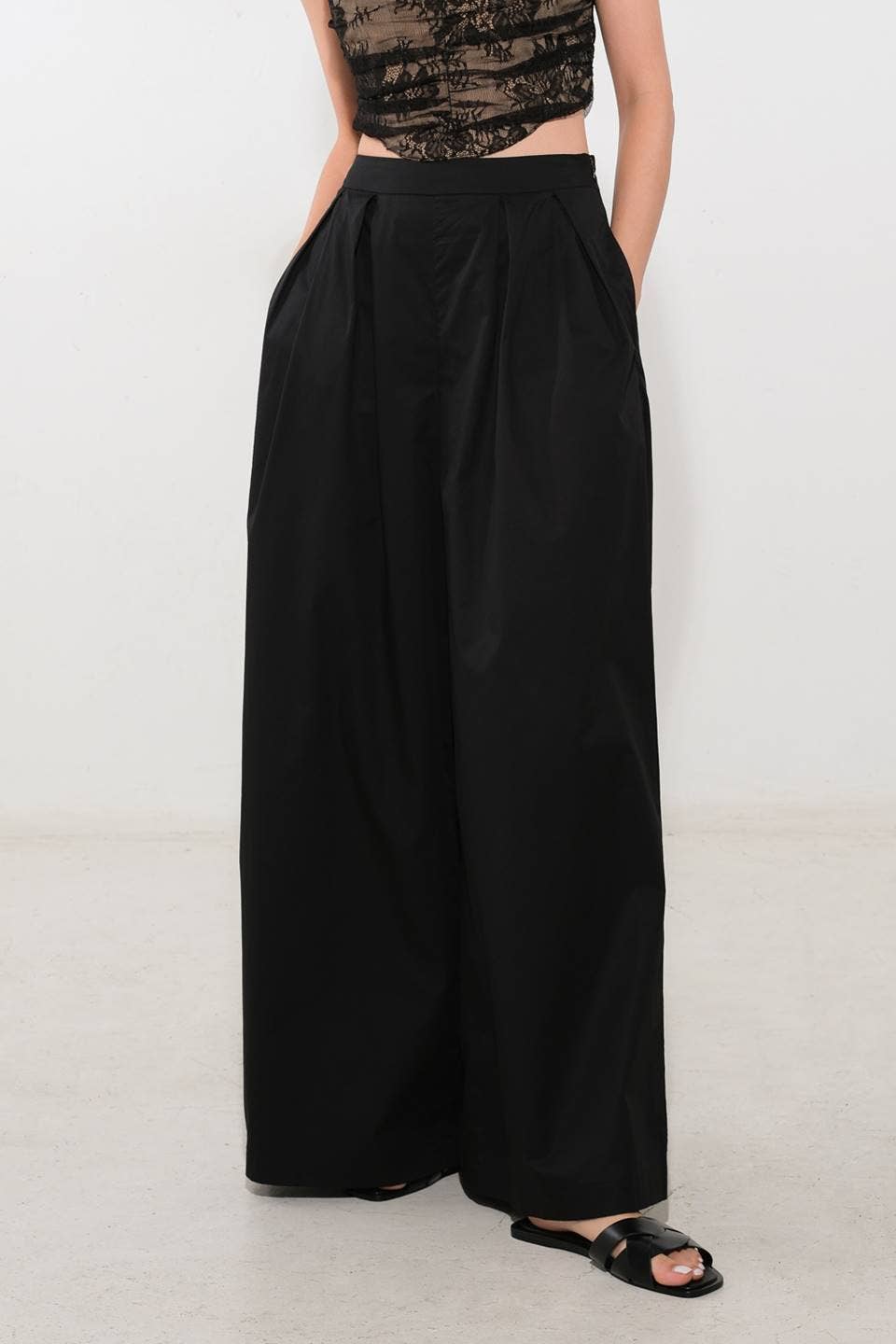 A Solid Woven Wide-Leg Pant
