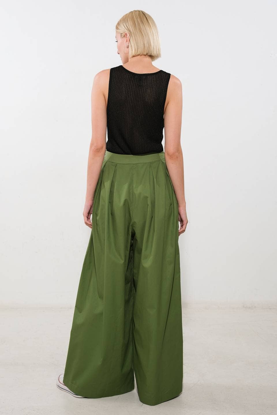A Solid Woven Wide-Leg Pant